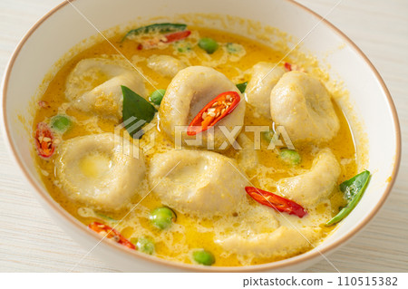 Green curry soup with Fish ball 110515382