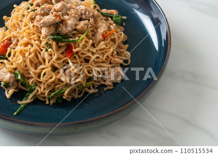 stir-fried instant noodles with basil and minced pork 110515534
