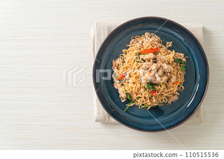 stir-fried instant noodles with basil and minced pork 110515536