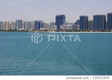 在從阿布扎比防波堤公園看的Corniche路的大廈 110515959