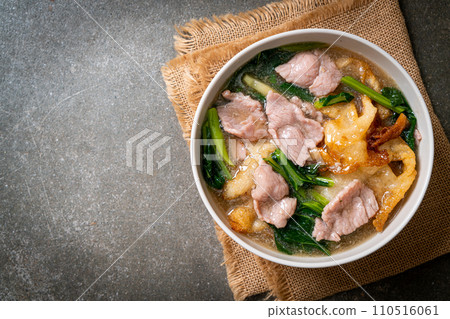 Noodles with Pork in Gravy Sauce 110516061