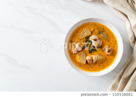 Chicken curry soup with roti Chicken curry soup with roti 110516081