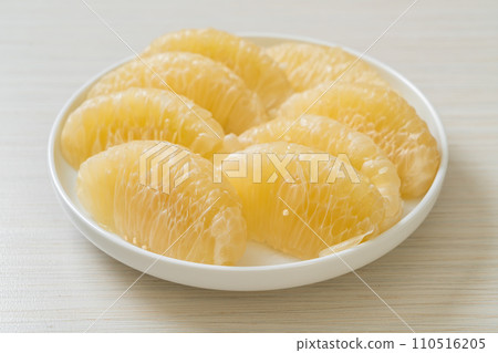 Fresh peeled pomelo, grapefruit or shaddock 110516205