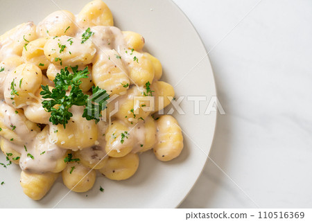 Gnocchi with mushroom cream sauce and cheese 110516369