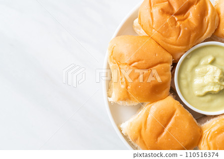 Bread with Thai Pandan Custard 110516374
