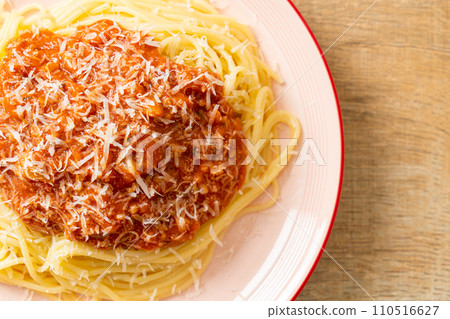 pork bolognese spaghetti with parmesan cheese 110516627