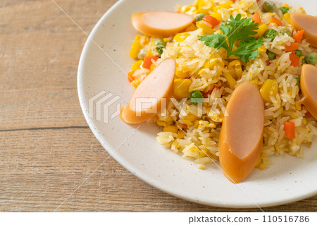 fried rice with sausage and mixed vegetable 110516786
