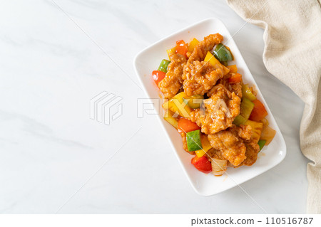 Stir fried sweet and sour sauce with pork 110516787
