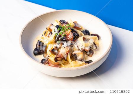 fettuccine truffle mushroom on plate 110516892