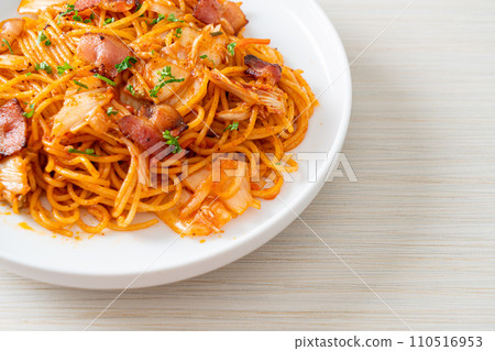 stir-fried spaghetti with kimchi and bacon 110516953