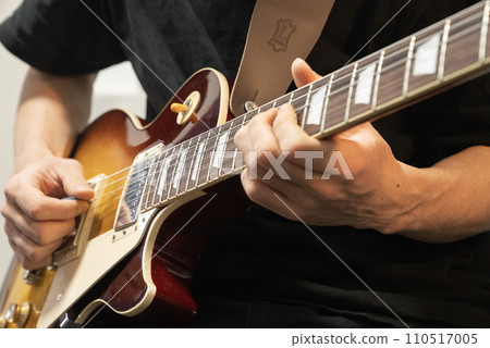 彈奏電吉他 Les Paul 的男子 110517005