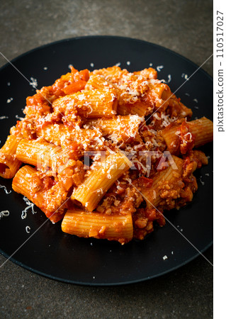 Rigatoni pasta bolognese with cheese 110517027