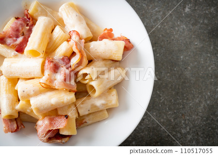 spaghetti rigatoni pasta with white sauce and bacon 110517055
