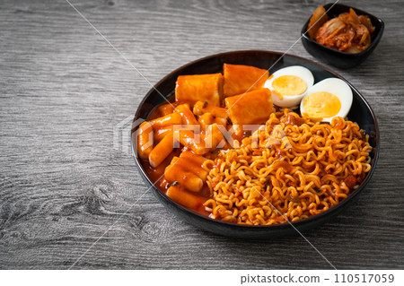 Korean instant noodles with Korean rice cake and fish cake and boiled egg 110517059