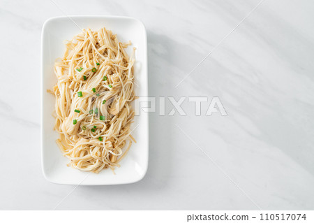 stir-fried golden needle mushroom with butter 110517074