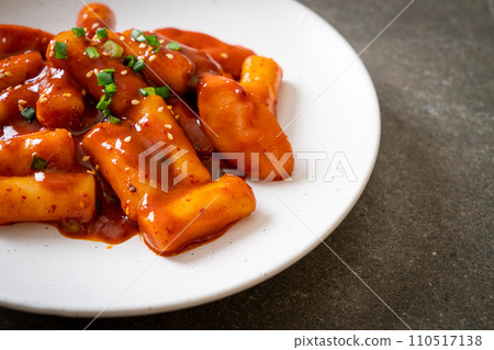 Korean rice cake stick with sausage in spicy sauce - Tteokbokki 110517138
