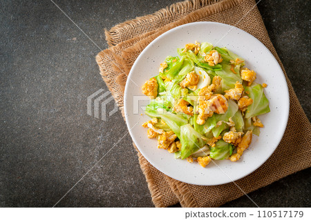 homemade stir-fried cabbage with egg 110517179