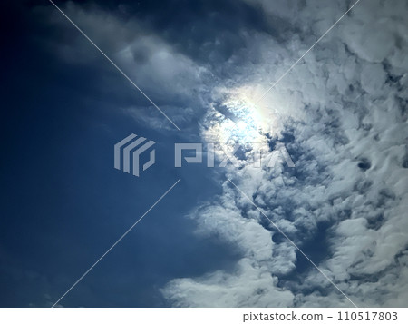 有雲彩和月光的夜空 110517803