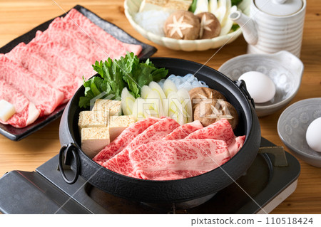 Sukiyaki meat Domestic Wagyu beef shoulder loin 110518424