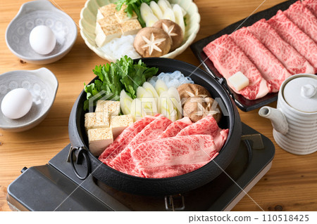 Sukiyaki meat Domestic Wagyu beef shoulder loin 110518425
