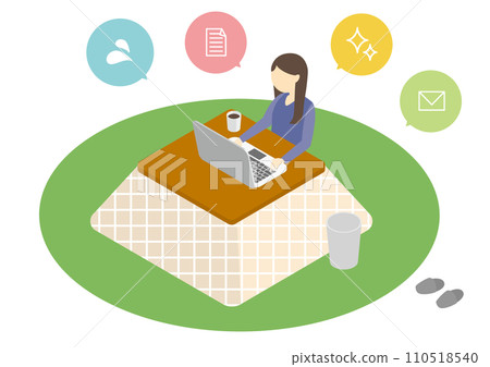 一位女士在被爐裡操作電腦 110518540