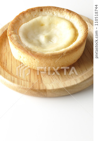 白色背景下一口大小的起司餡餅的照片 110518744