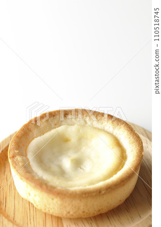 白色背景下一口大小的起司餡餅的照片 白色背景下一口大小的起司餡餅的照片 110518745