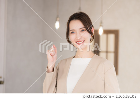 年輕女子看著相機拳頭姿勢 年輕女子看著相機拳頭姿勢 110519102