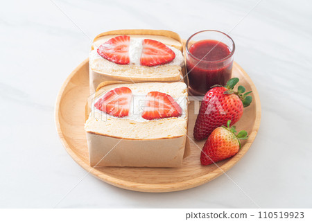 pancake sandwich strawberry fresh cream 110519923