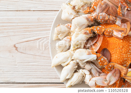 Steamed blue crab with spicy seafood sauce 110520328