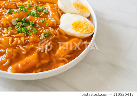 Korean instant noodle and Tteokbokki in Korean spicy sauce - Rabokki 110520412