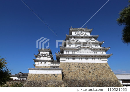 姬路,兵庫縣,清澈的藍天和姬路城,從備前丸城堡塔的廢墟 姬路,兵庫縣,清澈的藍天和姬路城,從備前丸城堡塔的廢墟 110521963