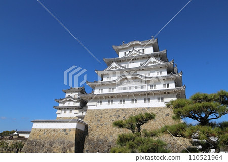姬路，兵庫縣，清澈的藍天和姬路城，從備前丸城堡塔的廢墟 110521964
