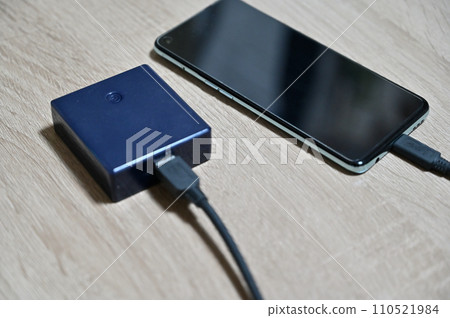 使用行動電池為智慧型手機充電 使用行動電池為智慧型手機充電 110521984