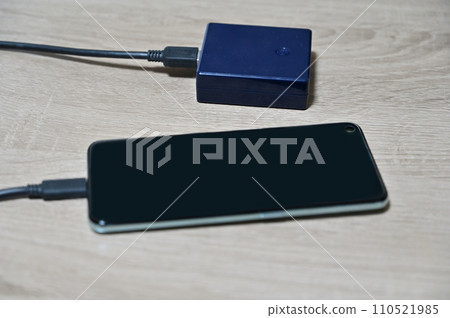使用行動電池為智慧型手機充電 使用行動電池為智慧型手機充電 110521985