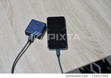 使用行動電池為智慧型手機充電 110521994