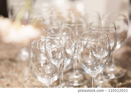 在桌子上的玻璃 在桌子上的玻璃 110522031