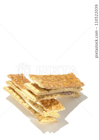 白色背景下拍攝的巧克力和香草派奶油三明治 白色背景下拍攝的巧克力和香草派奶油三明治 110522039