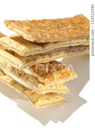 白色背景下拍攝的巧克力和香草派奶油三明治 110522040