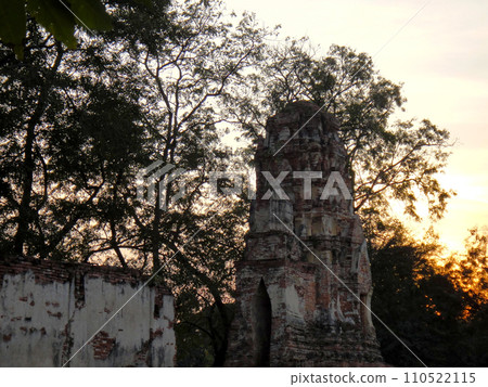Thailand, Ayutthaya Ruins, Wat Phra Mahathat at dusk 110522115