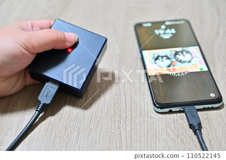 Smartphone charging warning for people who charge their smartphones with mobile batteries Smartphone charging warning for people who charge their smartphones with mobile batteries 110522145