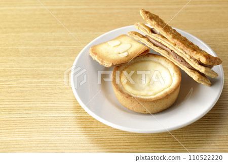 Cookies and cream sandwich and cheese tart 110522220