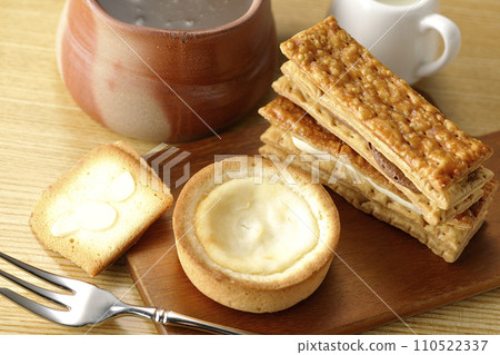 咖啡時間,享用餅乾、奶油三明治、起司餡餅和各種烘焙食品 咖啡時間,享用餅乾、奶油三明治、起司餡餅和各種烘焙食品 110522337