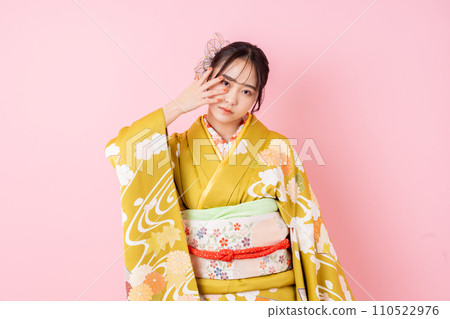 Young woman in long-sleeved kimono Young woman in long-sleeved kimono 110522976