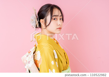 長袖和服的年輕女子 110522982