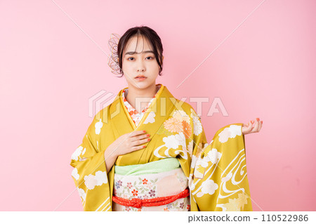 Young woman in long-sleeved kimono Young woman in long-sleeved kimono 110522986