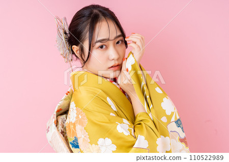 長袖和服的年輕女子 長袖和服的年輕女子 110522989