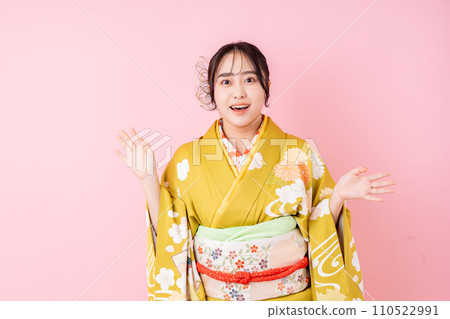 長袖和服的年輕女子 110522991