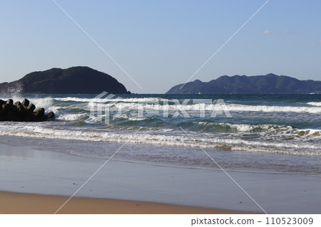 Waves to beat on the sandy beach 110523009
