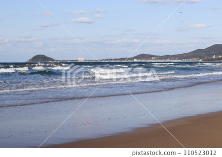 Waves to beat on the sandy beach 110523012